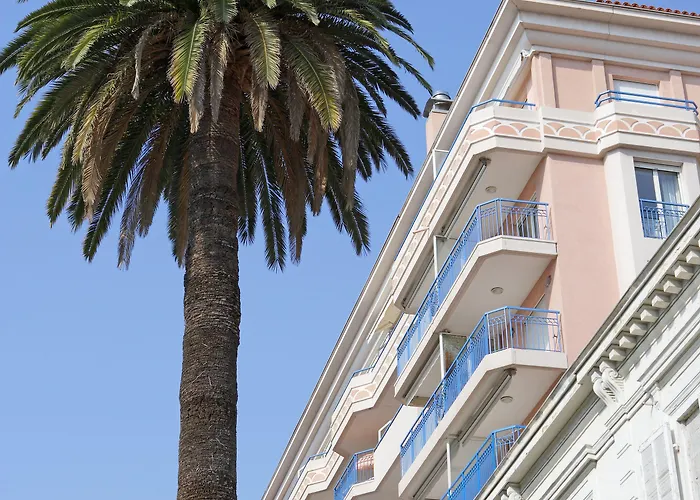 Pierre & Les Rivages Du Parc 3* مينتون