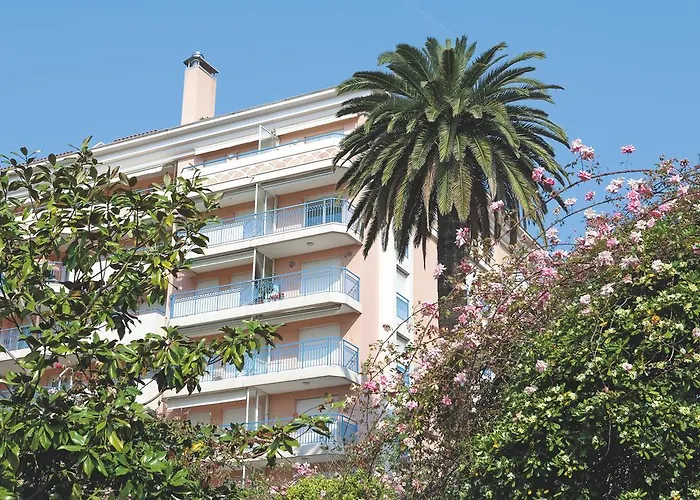 Pierre & Les Rivages Du Parc 3* مينتون